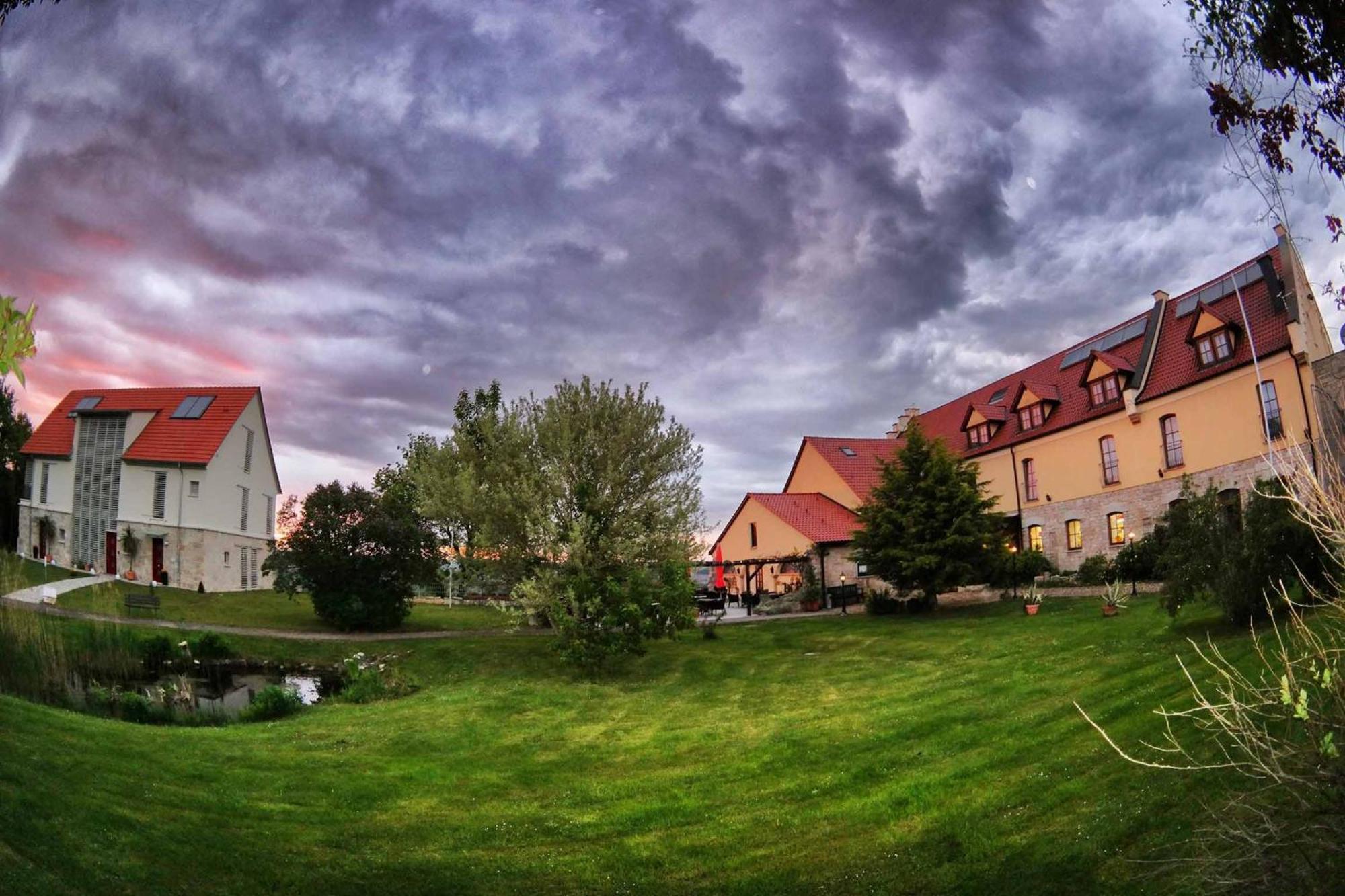 Hotel Und Restaurant Rittergut Kreipitzsch Naumburg  Bagian luar foto